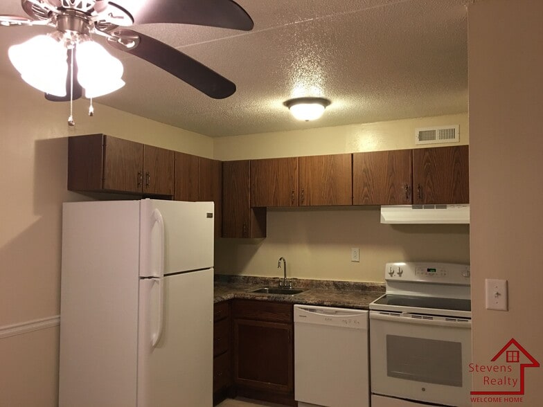 Building Photo - 915 S Seminole Dr