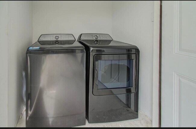 Building Photo - 2814 S Bartell Dr