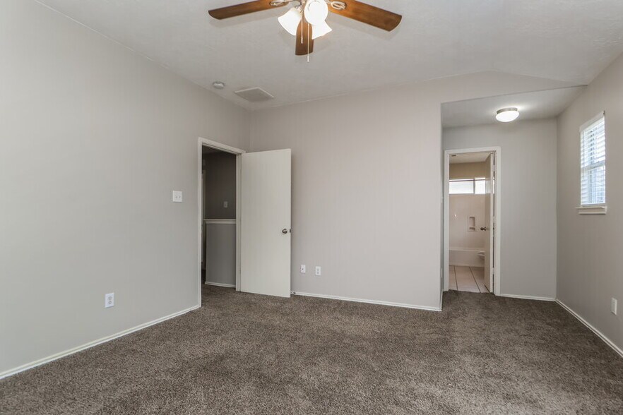 Building Photo - 33322 Cottonwood Bend