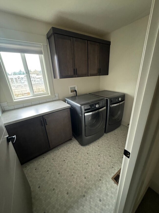 Building Photo - Exceptional 3 Bedroom / 2.5 Bath Modern Townhouse