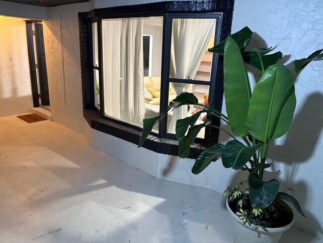 Building Photo - 3 Bedroom/2 Bath Fully Furnished Pool Home for Rent