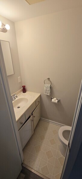Building Photo - 70 Colonial Dr