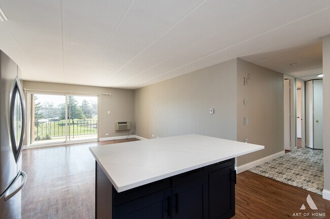 Building Photo - 18 E Old Willow Rd