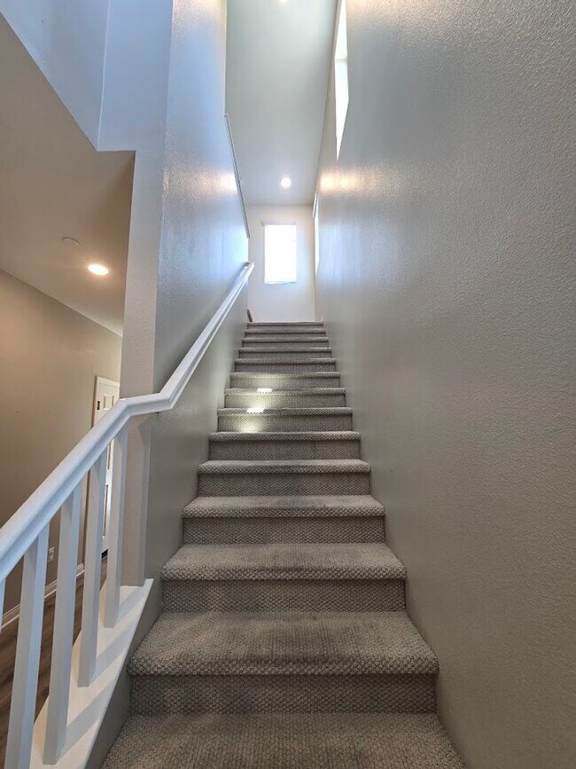 Building Photo - 3-Bedroom Home in Gated Community with Mod...