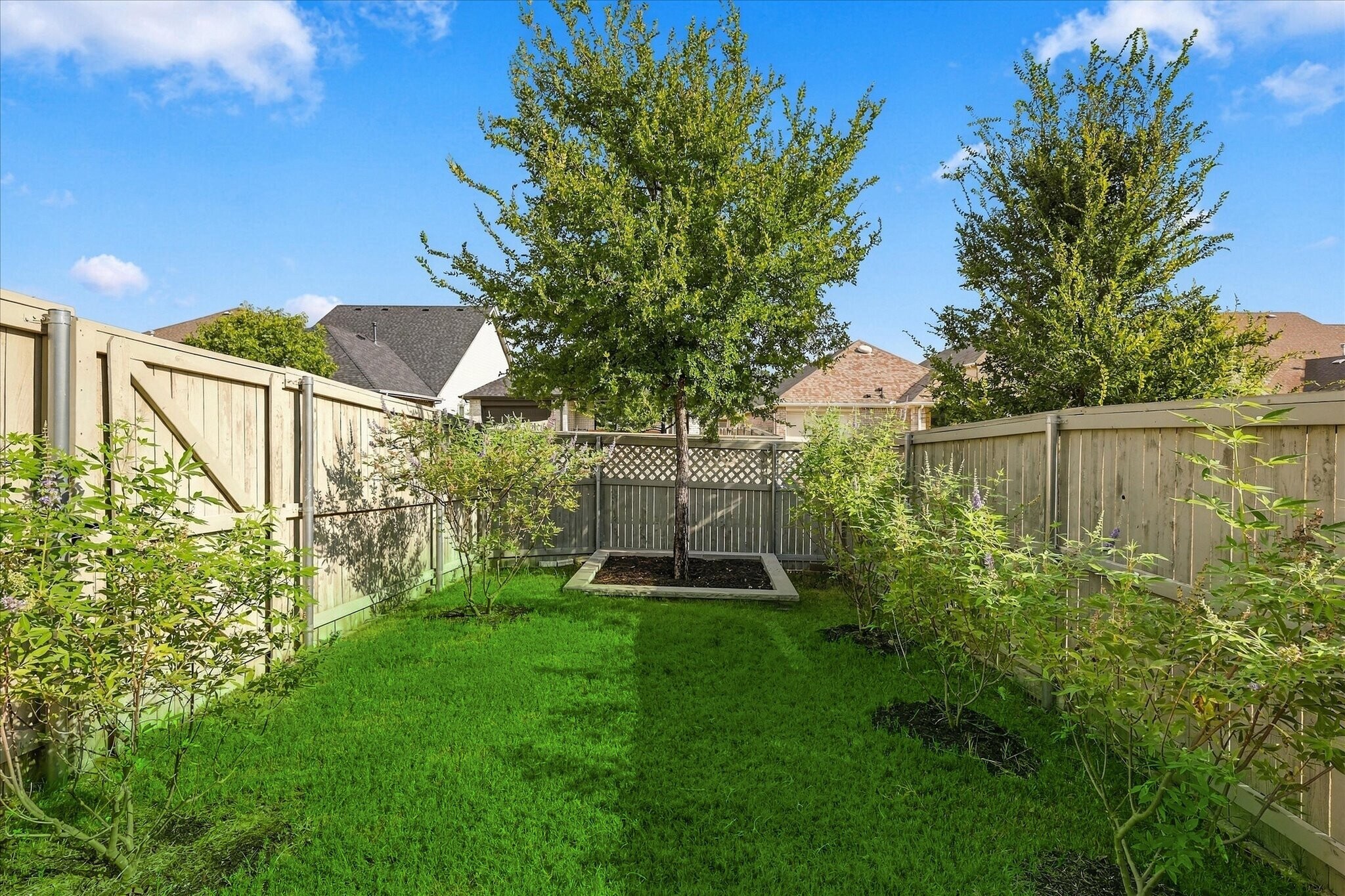 Building Photo - 2540 Elm Pl