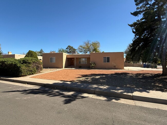 Building Photo - 4 Bedroom 2 Car Garage