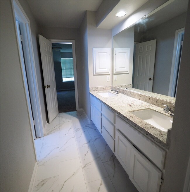 Building Photo - 15122 Greenleaf Ln