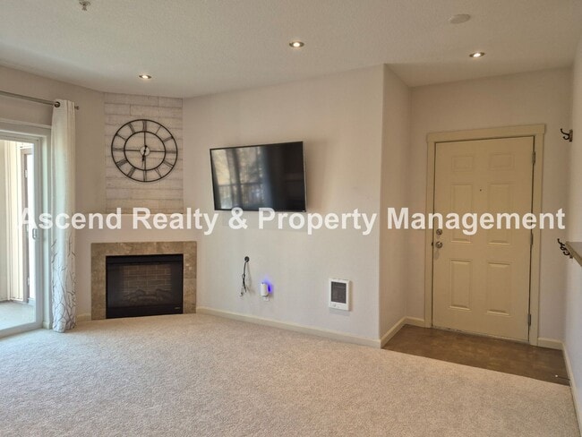 Building Photo - 2Bed/2Bath Tanasbourne Condo Quiet Location MiniSplit AC Assigned Parking Space Water & Garbage I...