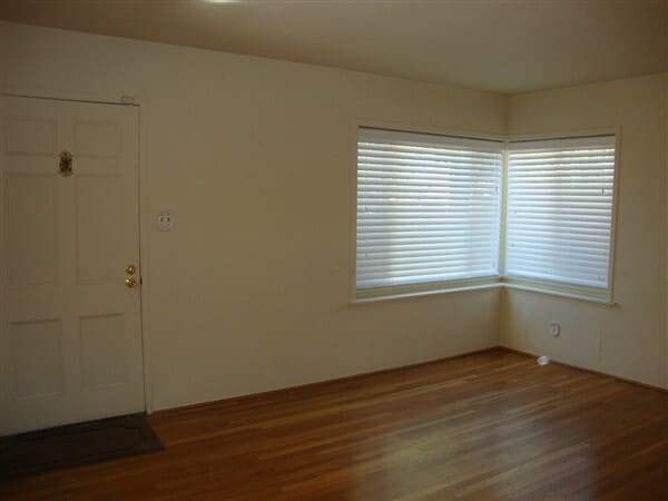 Building Photo - Refined Single-Family Residence in Desirable Bixby North