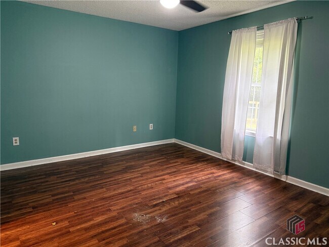 Building Photo - 180 Oak Dr