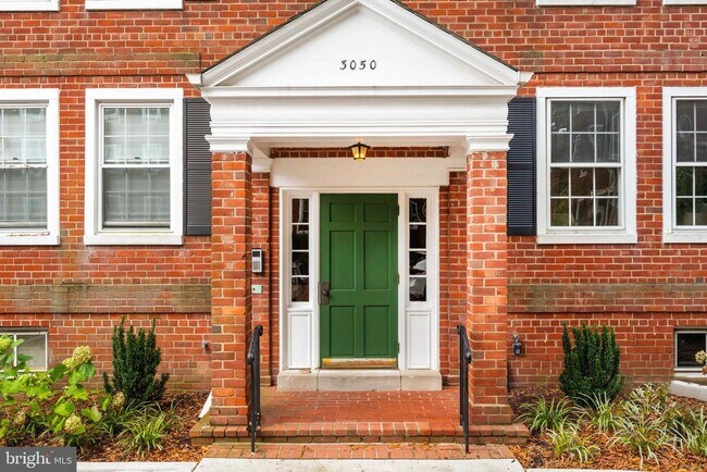 Building Photo - 3050 S Buchanan St