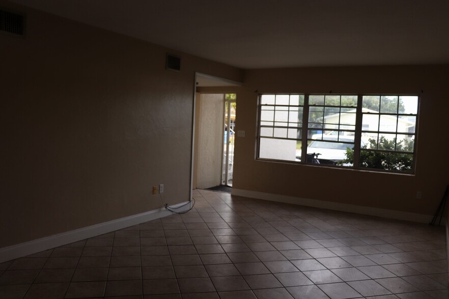 Building Photo - 4923 Vincennes Ct