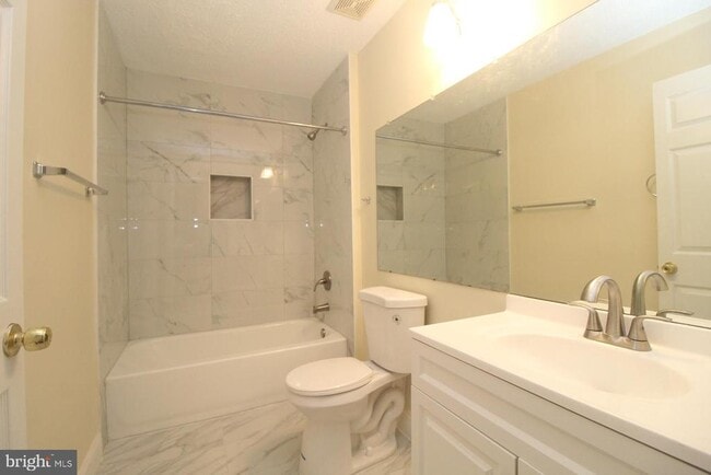 Building Photo - 58 Chambord Ct
