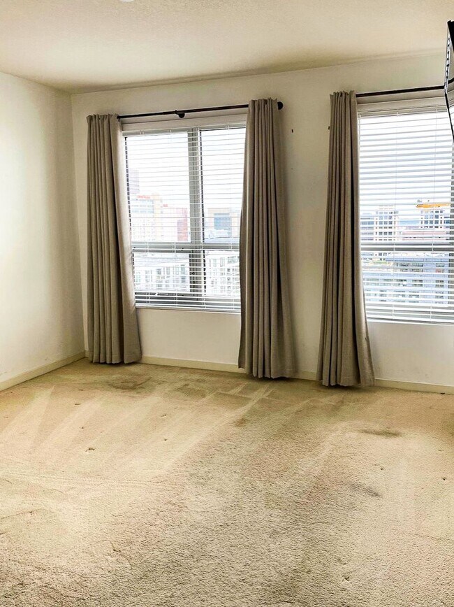 Building Photo - 21st Floor Corner Unit | Downtown Luxury Living w/ Balcony, Parking & Amenities