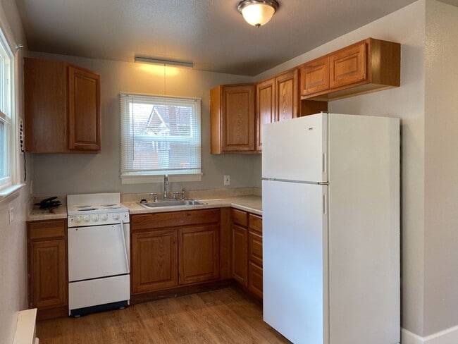 Building Photo - STUDENTS WELCOME! One-Bedroom Bungalow 1 Block from CSU!