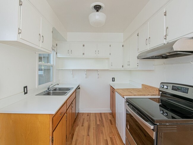 Building Photo - $500 off 1st month! Adorable 3-bdrm/1-bath in Kenton. Hardwoods, deck, W/D, huge fenced backyard,...