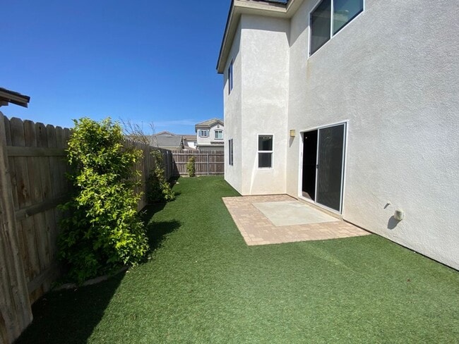 Building Photo - Like New Spacious Home in Gated Community