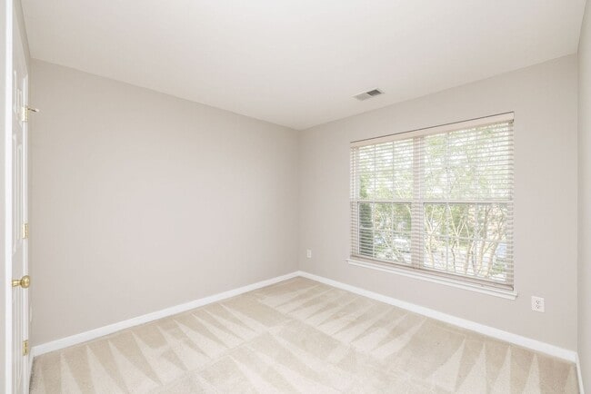 Building Photo - Well-maintained townhouse in Richmond