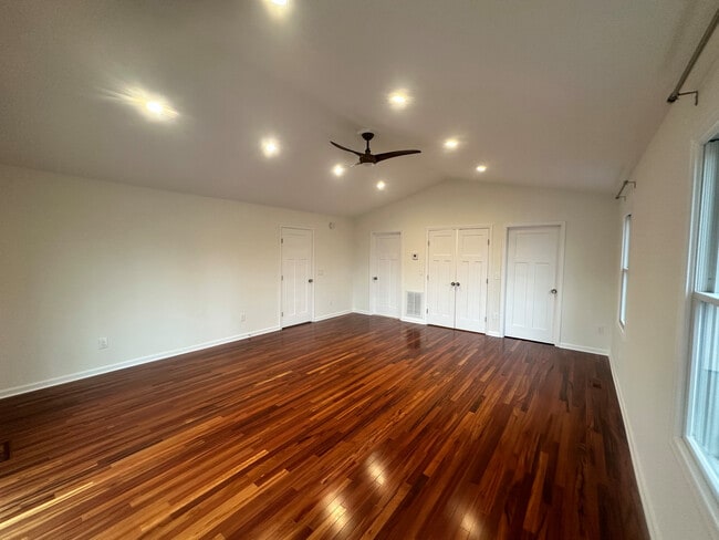 Building Photo - 310 Azalia Dr