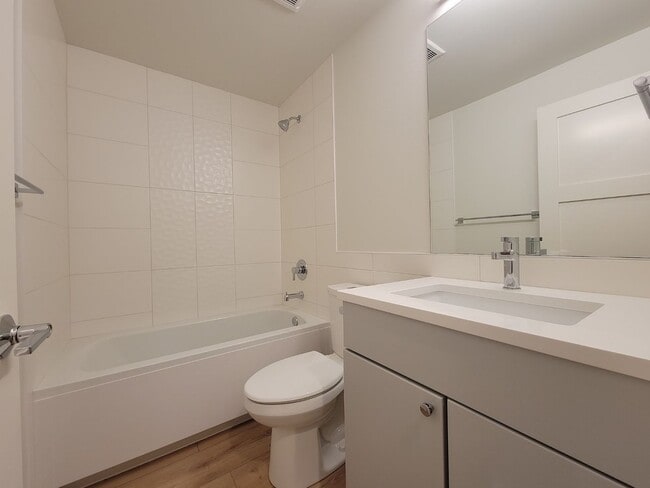 Building Photo - Newer Ballard Townhome with Plenty of Outdoor Space for Rent