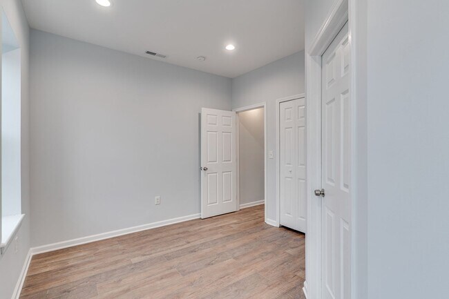 Building Photo - Newly Renovated Temple Apartment