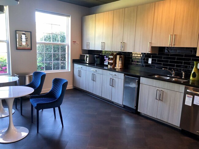 Building Photo - 3 Bedroom Apartment in University Village