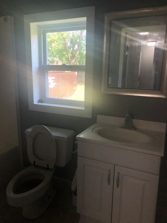 Building Photo - Cute 3 bedroom house in quiet neighborhood!