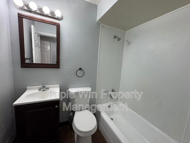 Building Photo - 220 Falcon Dr