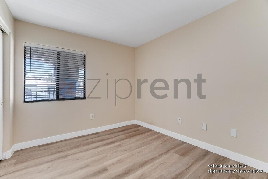 Building Photo - 950 Seven Hills Dr