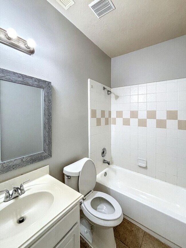 Building Photo - Spacious 3-Bedroom, 2-Bath Home with Conve...