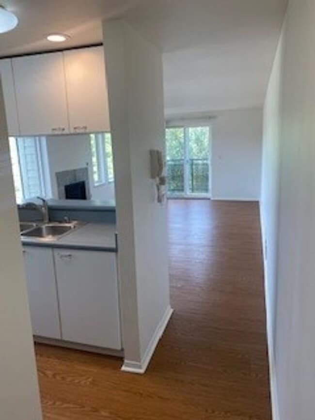 Building Photo - Queen Anne west facing 1 Bedroom patio secure building and garage