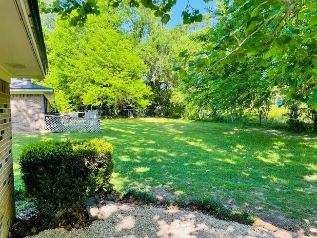 Building Photo - Spacious Duplex just north of I10 and Monroe