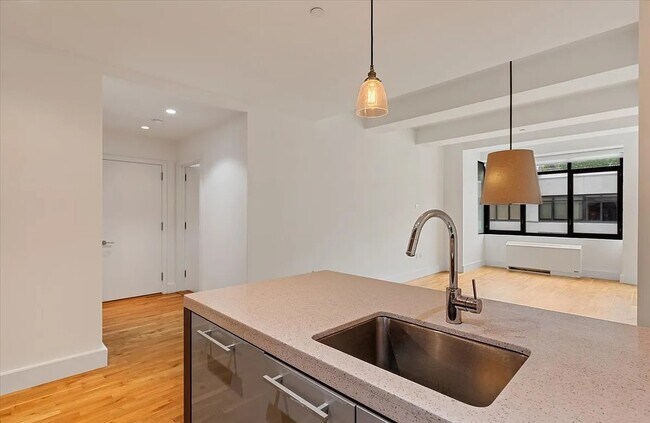 Building Photo - Modern Comfort in Every Corner