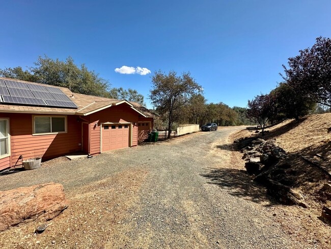 Building Photo - 3 Bedroom 2.5 Bathroom Home on 10 Acres Wi...