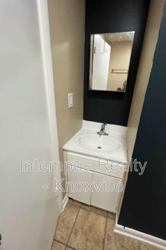 Building Photo - 328 Dahlia Dr