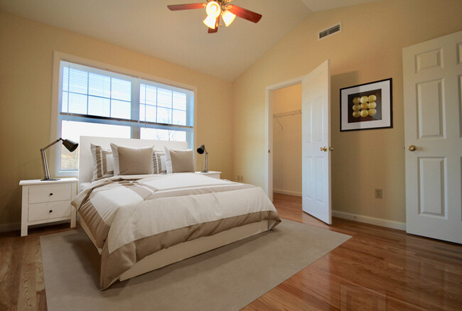 Building Photo - 404 River View Ln