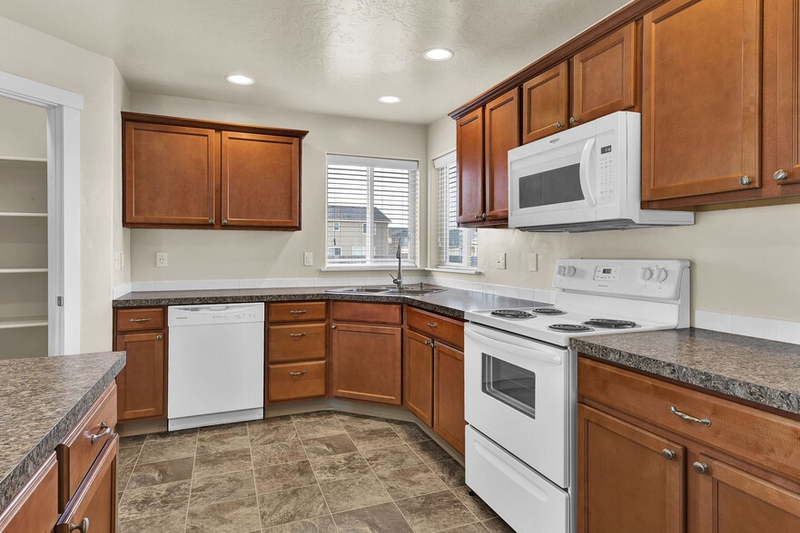 Building Photo - 1633 Placerville St