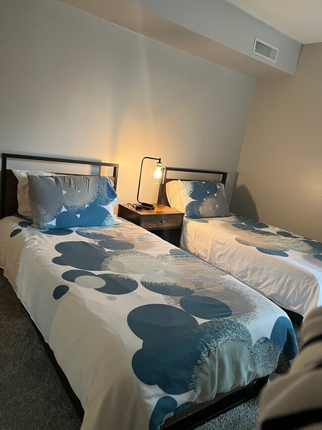 Building Photo - 5803 Royal Ridge Dr