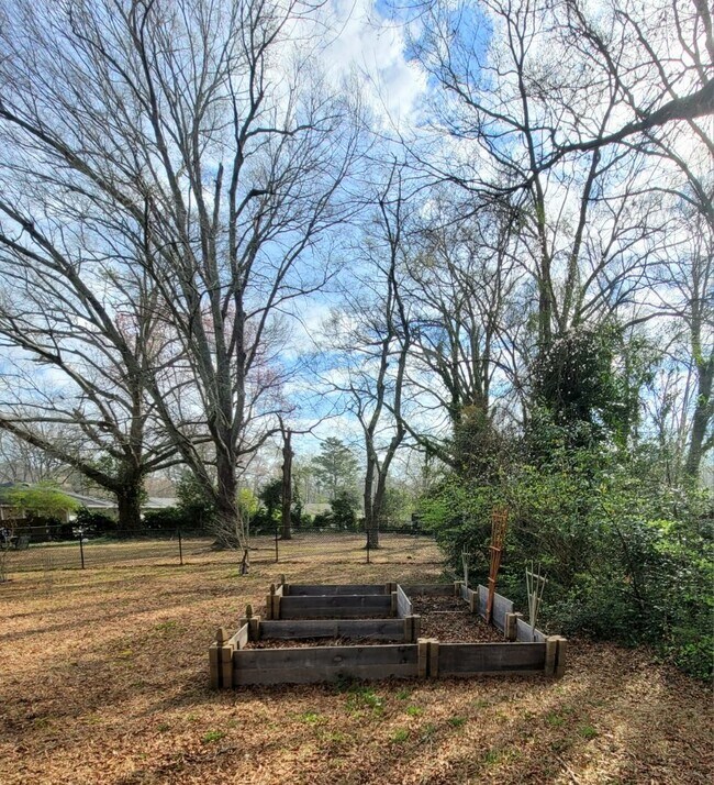 Building Photo - Fully Furnished and Move-in Ready: Charming 2BR/1BA Home