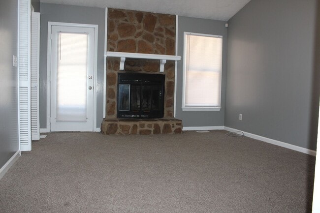 Building Photo - Lake Rim area