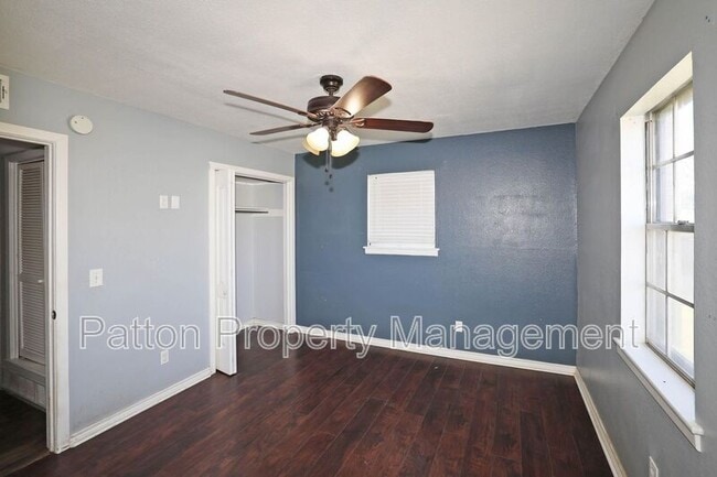 Building Photo - 5207 S Travis St
