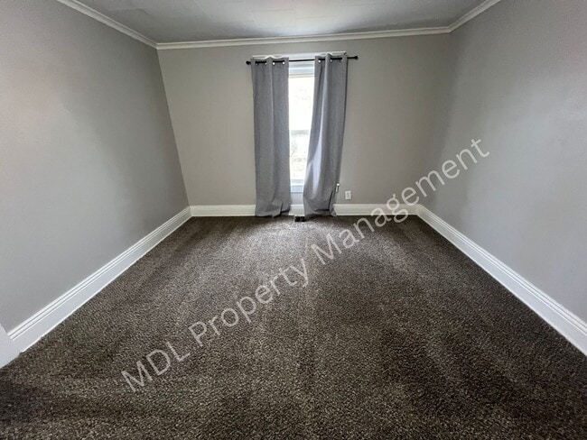 Building Photo - Spacious 5-Bedroom Home- This won't last l...