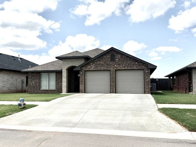 Building Photo - Like New!  3 bedroom 2 bath 2 car garage!