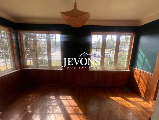 Building Photo - Move in by 11/1/25 and receive a $1,100 re...