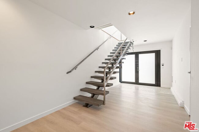 Building Photo - 1225 S Longwood Ave