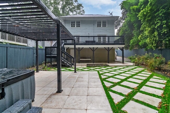 Building Photo - Spacious charmer in the heart of Dilworth ...