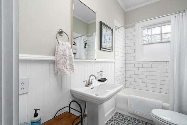 Building Photo - Renovated Vintage Cottage in downtown Cookeville