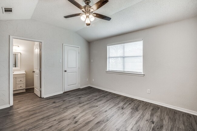Building Photo - Updated 3BD with Granite Counters