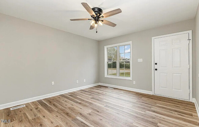 Building Photo - Beautifully Renovated Ranch on Spacious Lo...