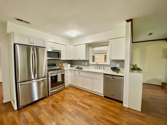 Building Photo - Charming Ranch-Style Home With Garage Avai...